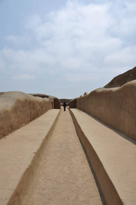 Caminhando pelas extensas ruínas de Chan Chan, em Trujillo, no Peru